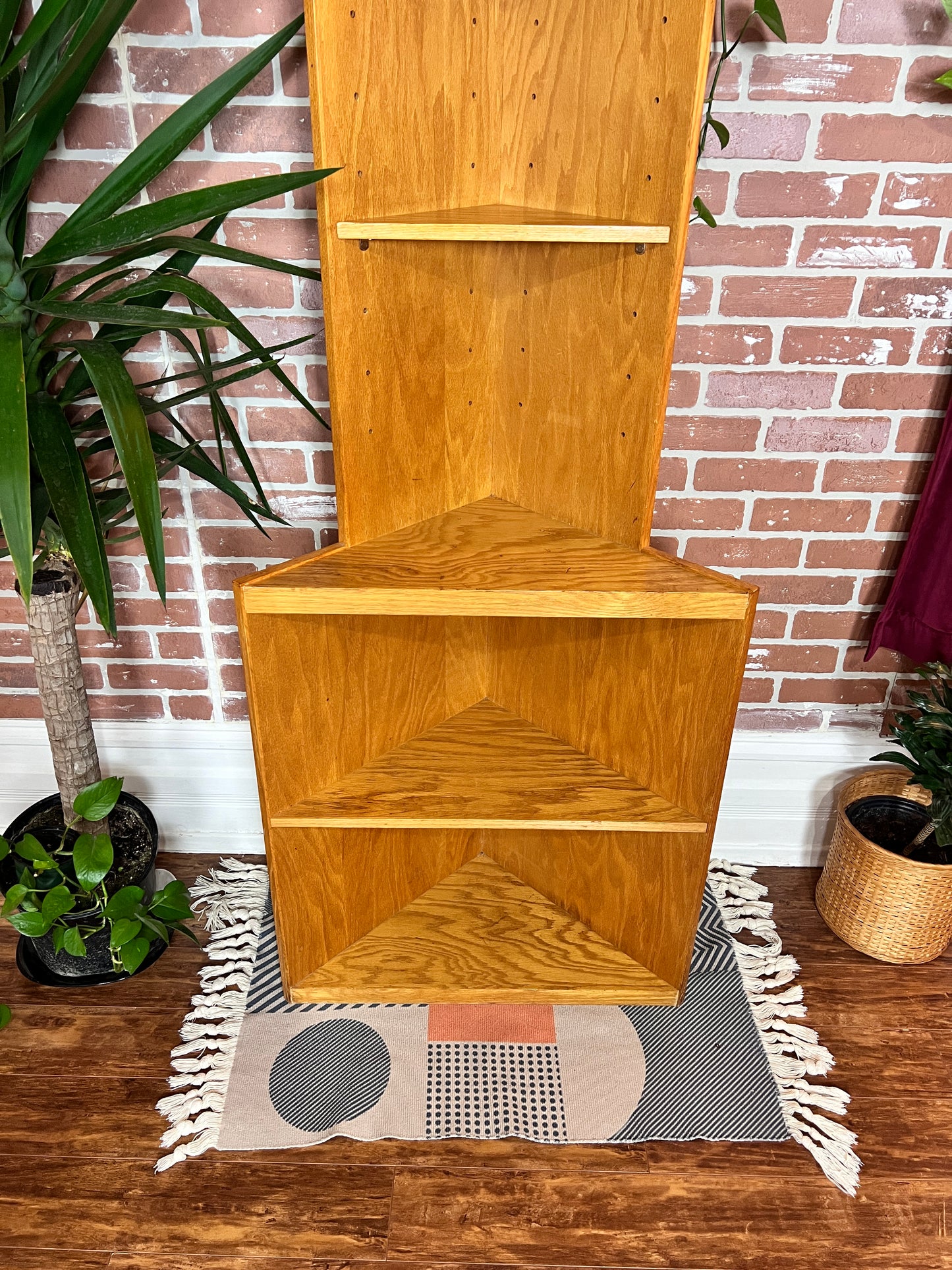 The Mosby Corner Shelfi