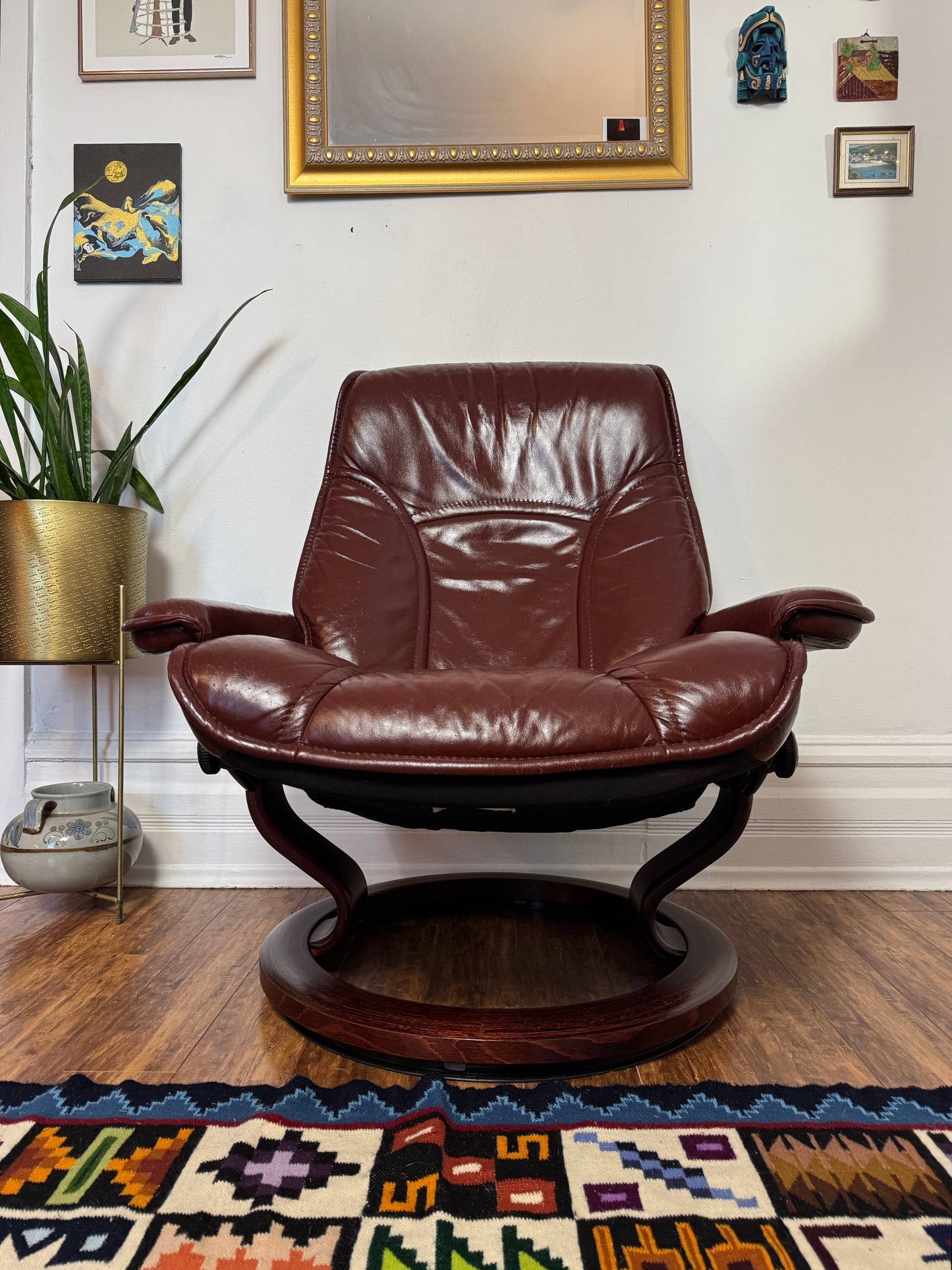 Ekorness Stressless Leather Reclincer Chair & Ottoman