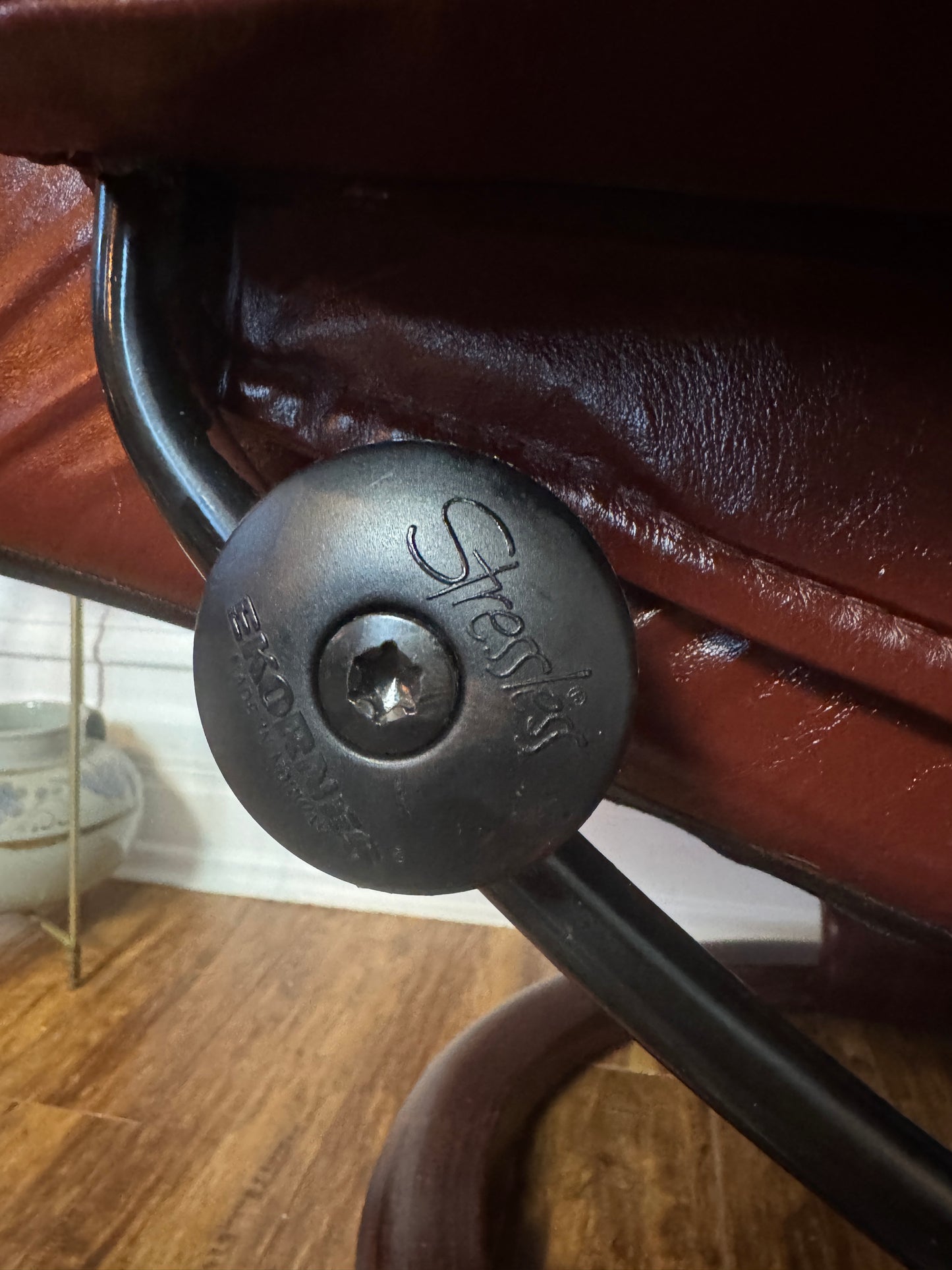 Ekorness Stressless Leather Reclincer Chair & Ottoman