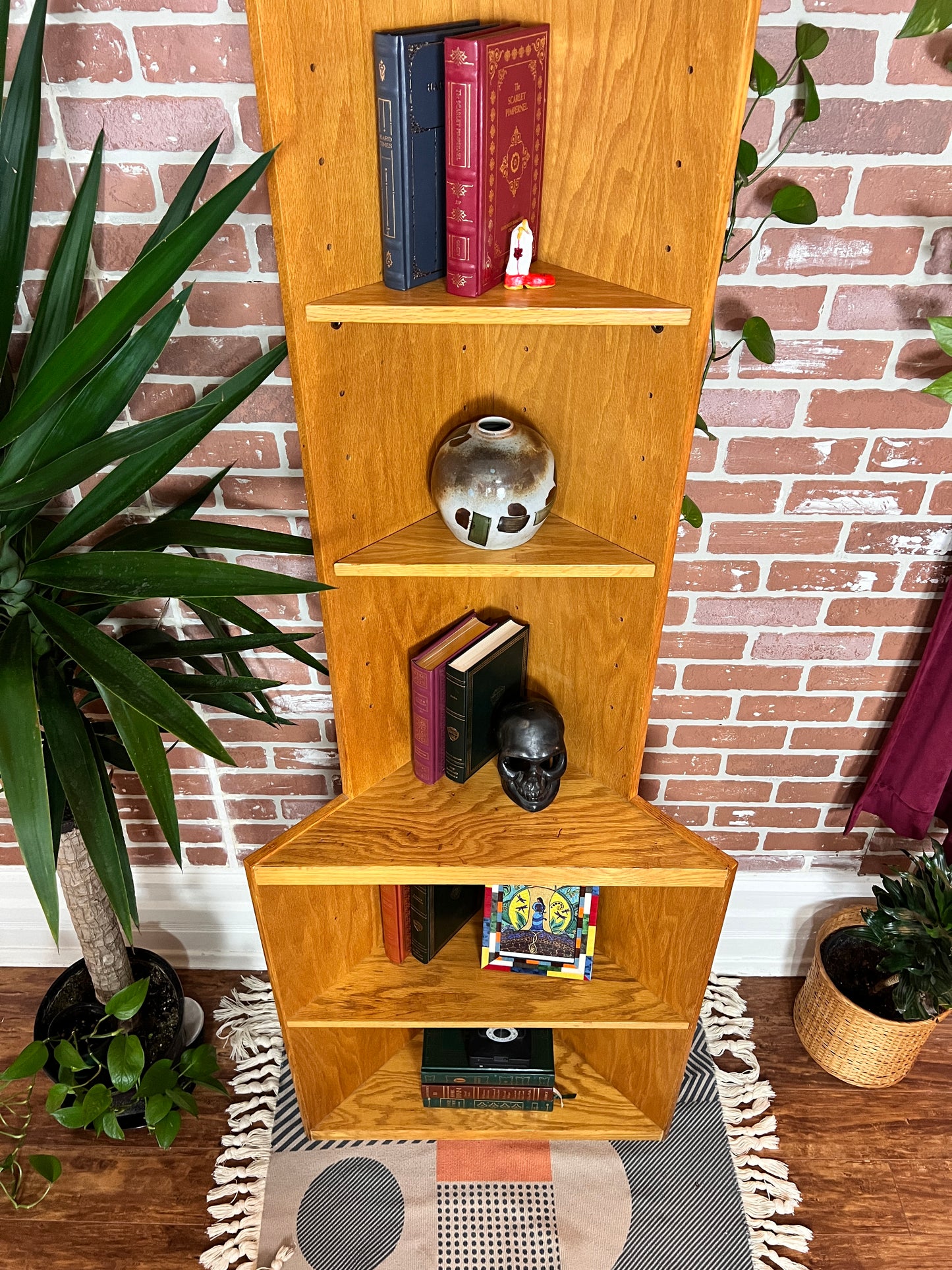 The Mosby Corner Shelfi