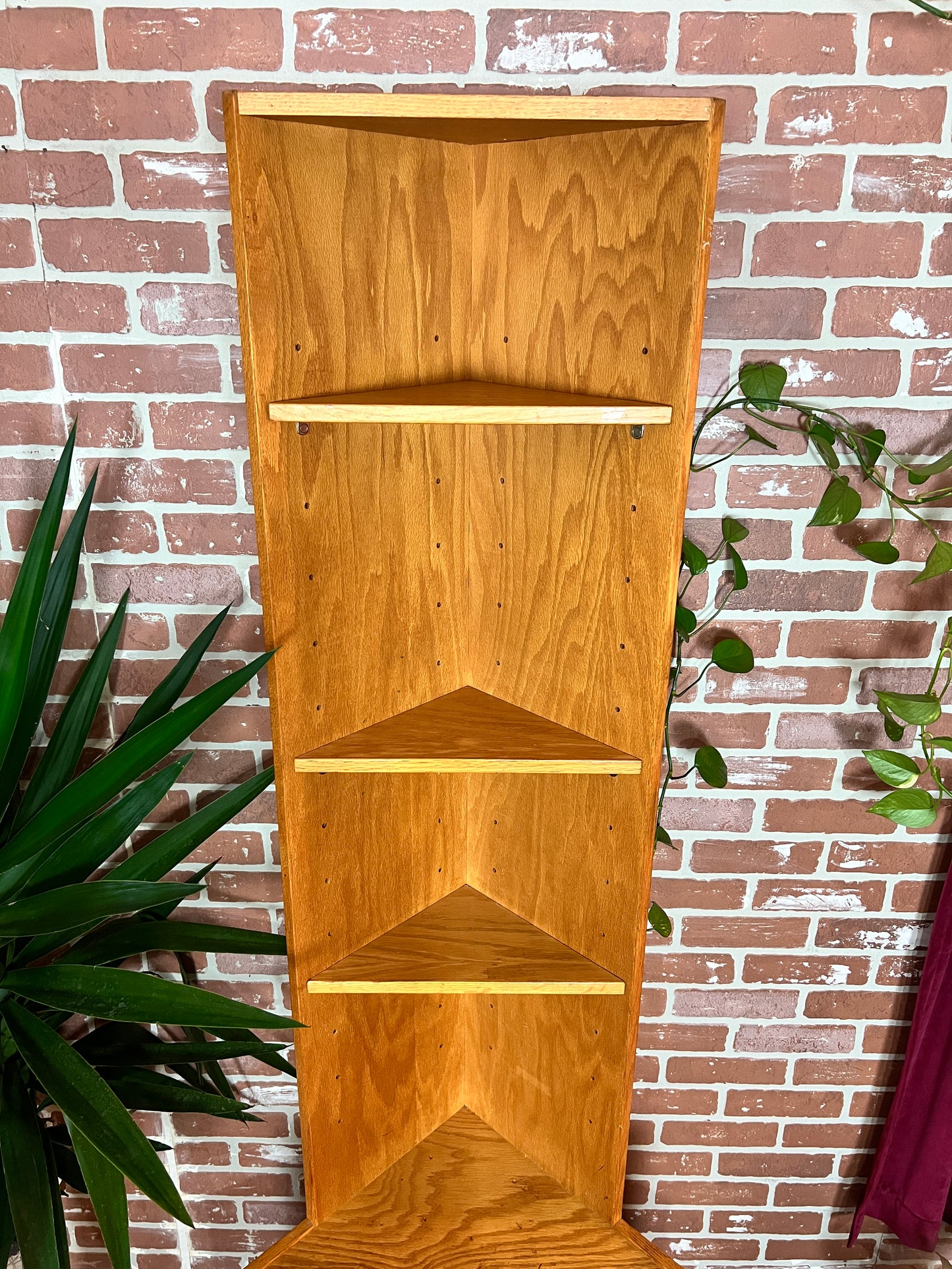 The Mosby Corner Shelfi