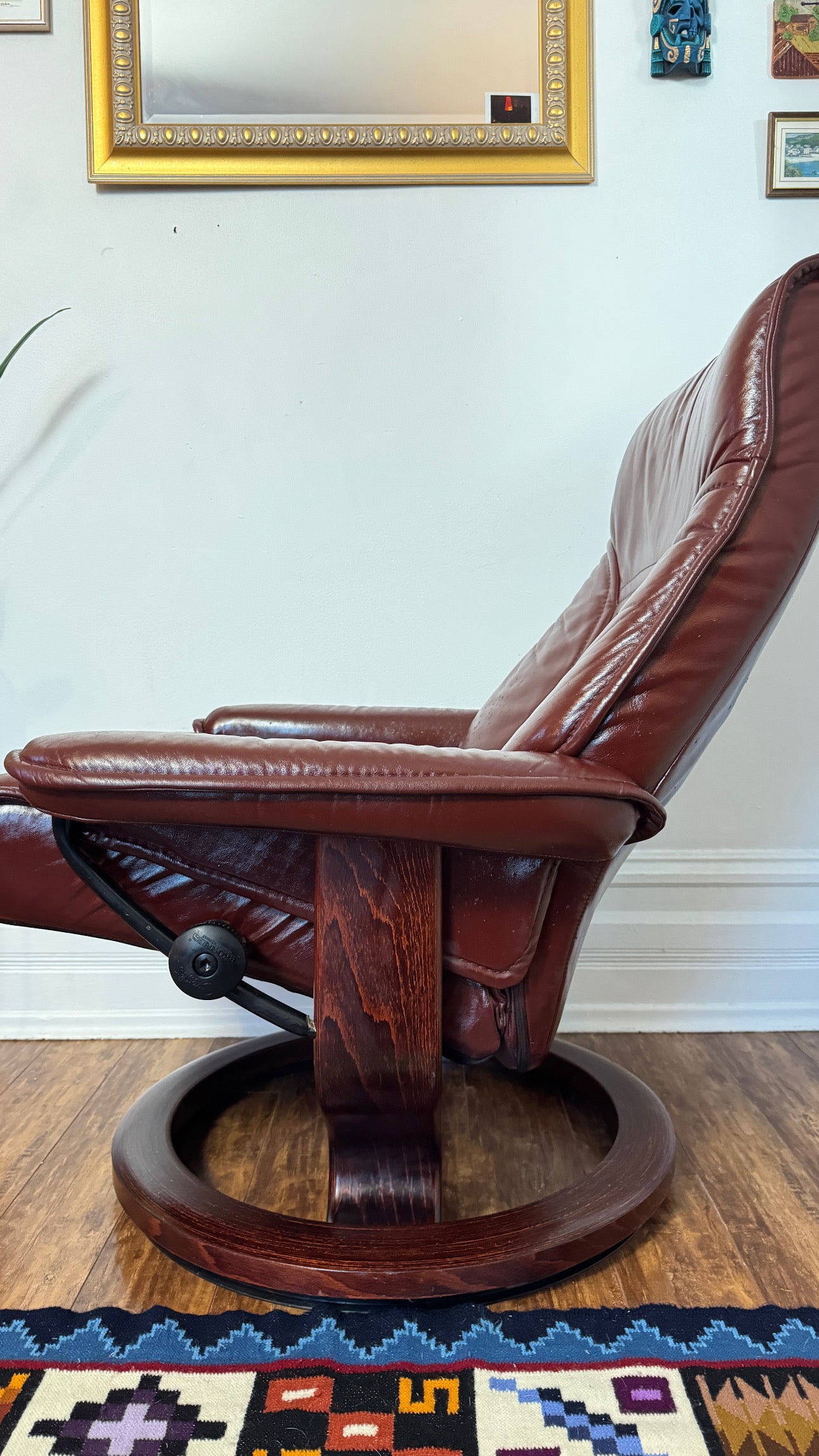Ekorness Stressless Leather Reclincer Chair & Ottoman