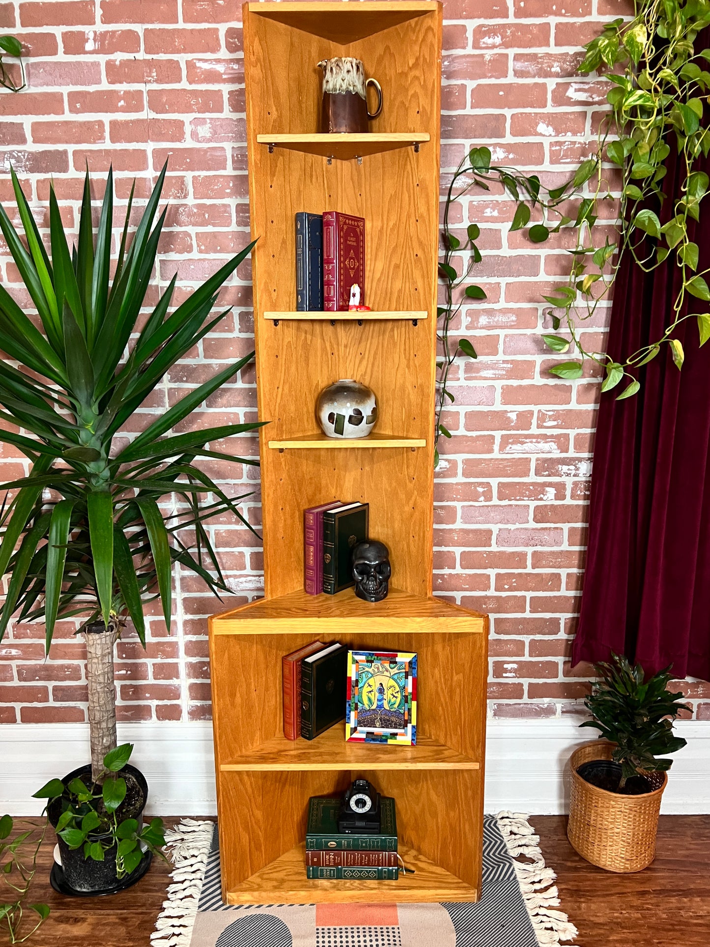 The Mosby Corner Shelfi
