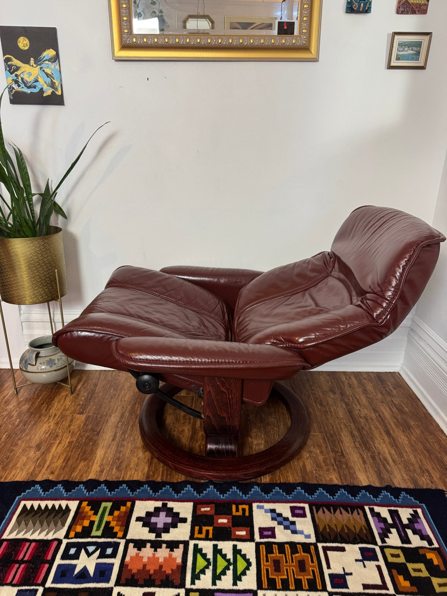 Ekorness Stressless Leather Reclincer Chair & Ottoman