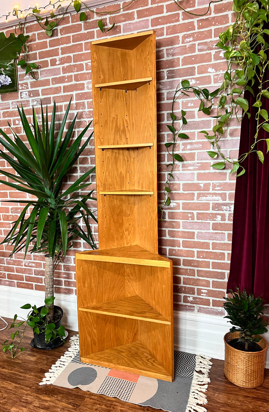 The Mosby Corner Shelfi