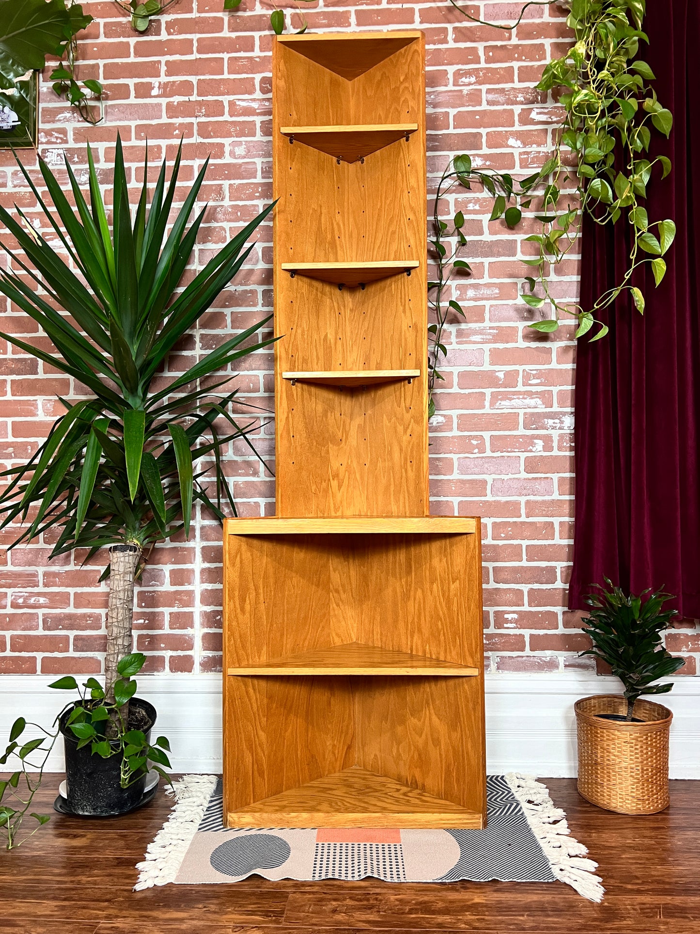 The Mosby Corner Shelfi