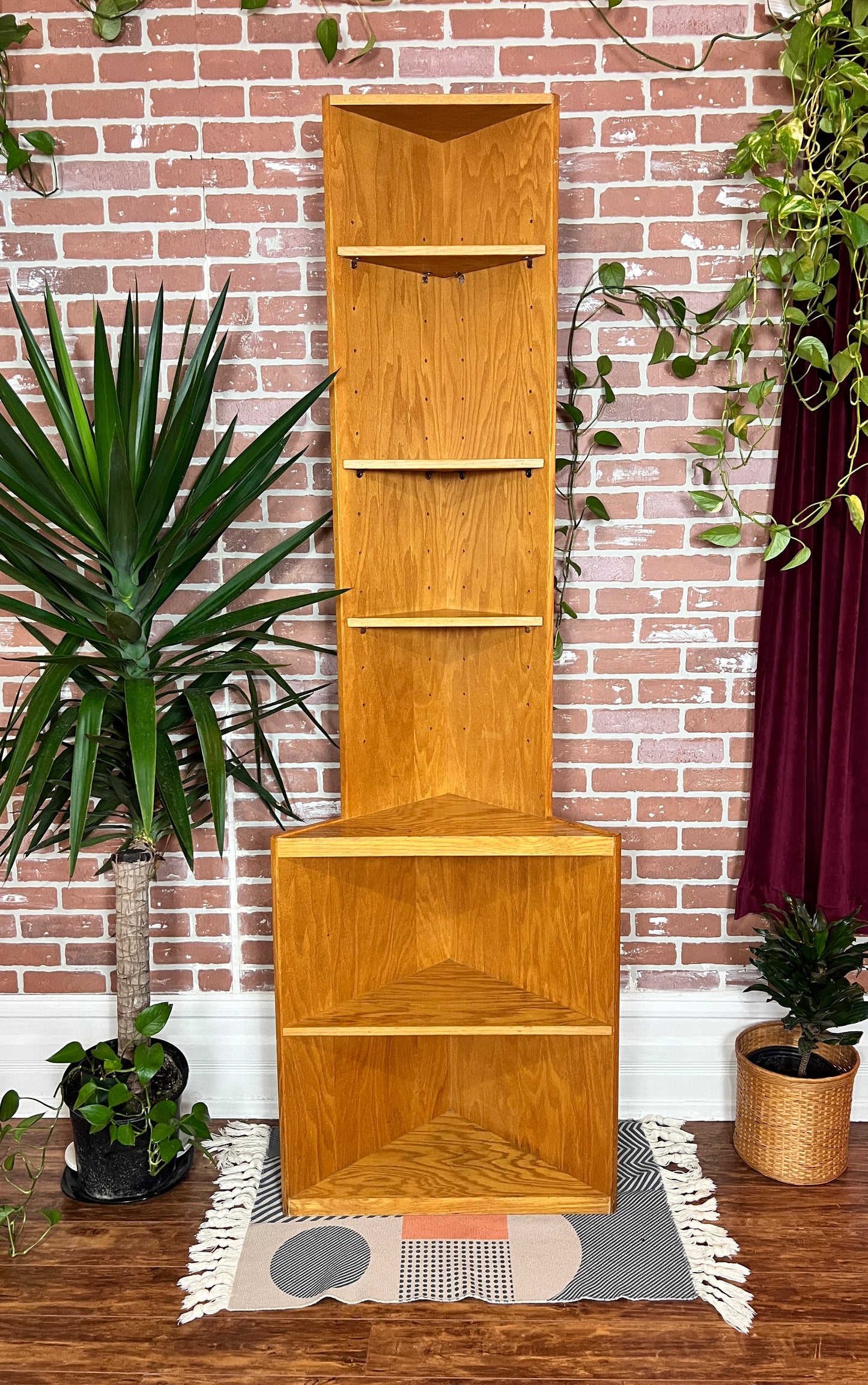 The Mosby Corner Shelfi