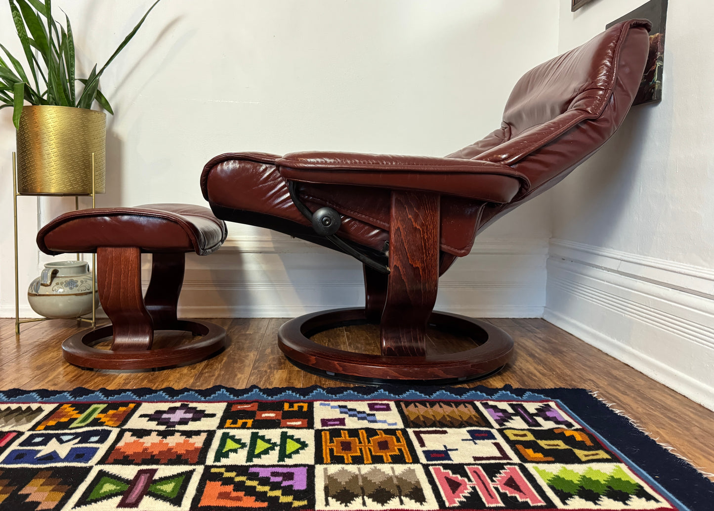 Ekorness Stressless Leather Reclincer Chair & Ottoman
