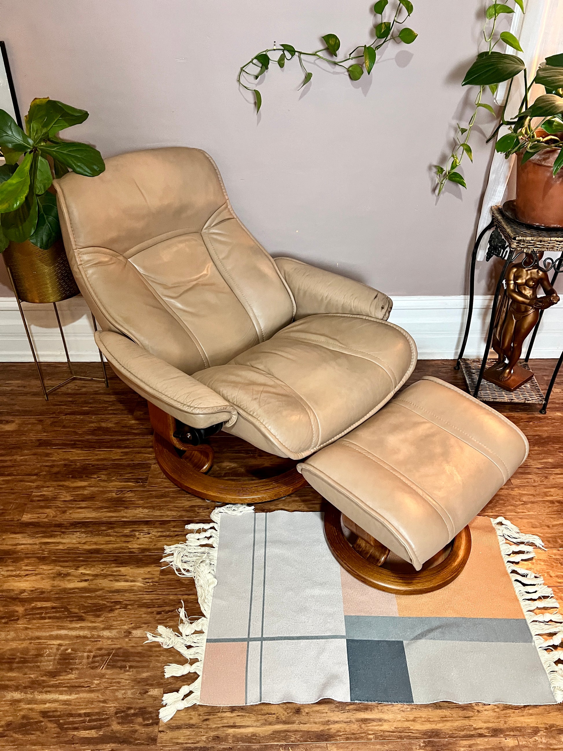 ekorness stressless beige leather recliner chair and footstool