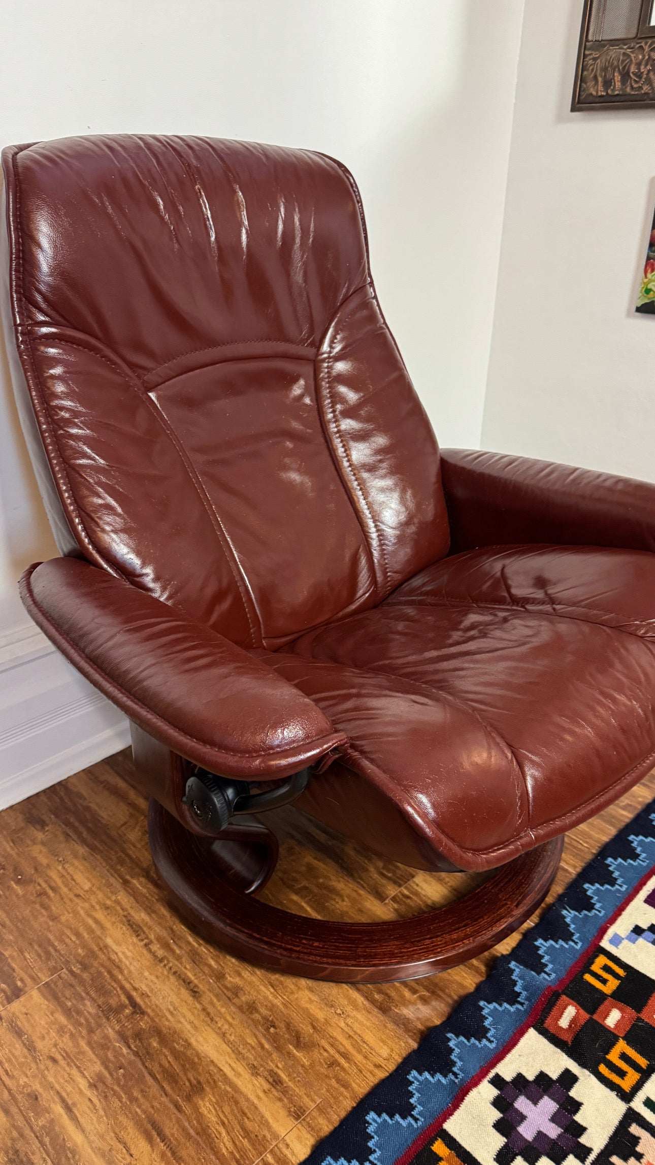 Ekorness Stressless Leather Reclincer Chair & Ottoman