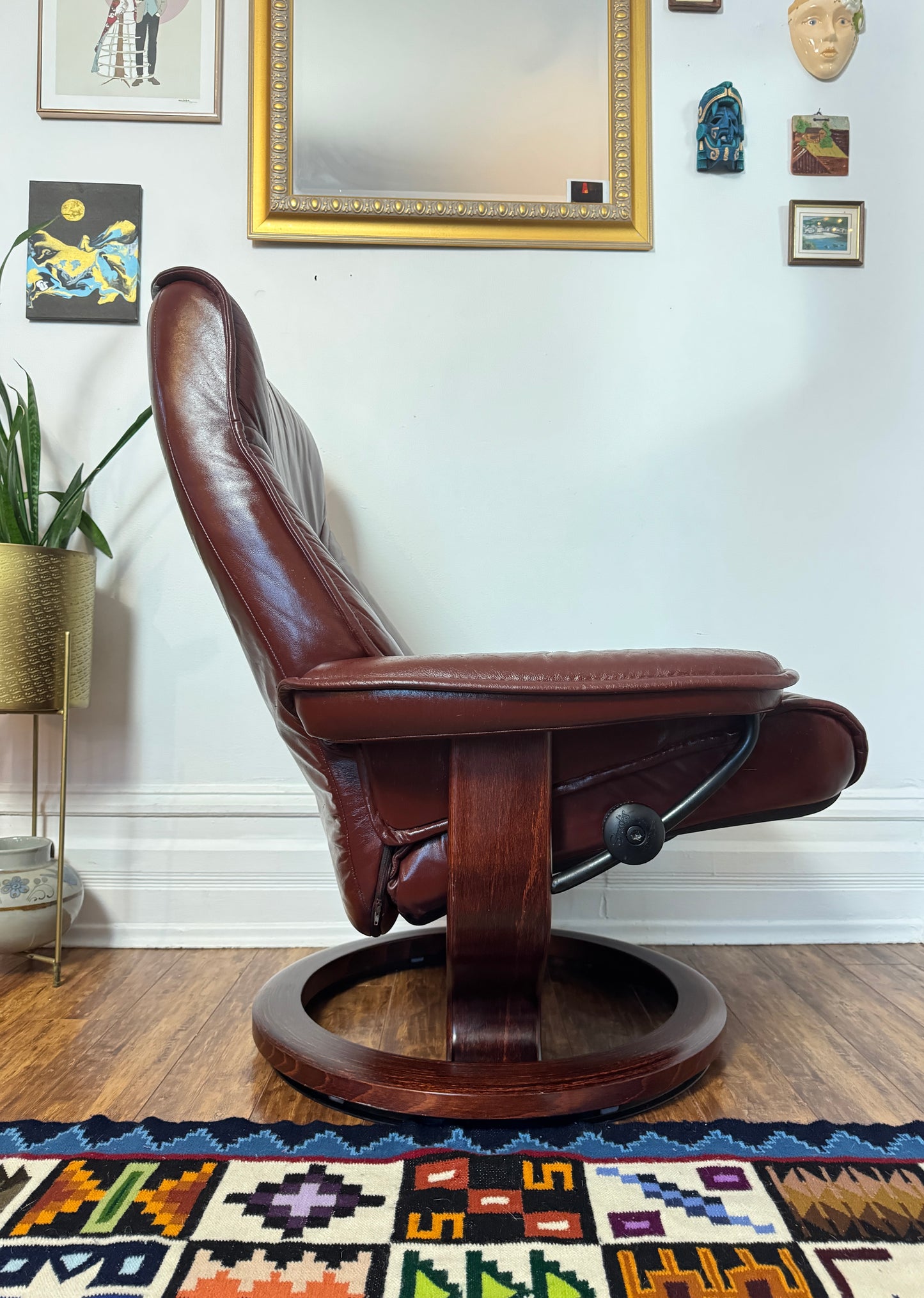 Ekorness Stressless Leather Reclincer Chair & Ottoman
