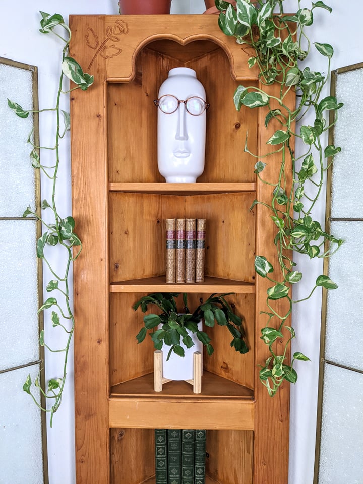 The Rosenbaum Corner Shelf