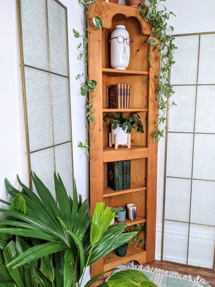 The Rosenbaum Corner Shelf