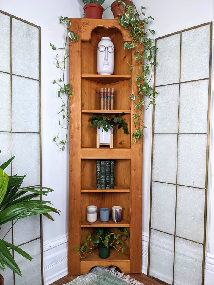 The Rosenbaum Corner Shelf