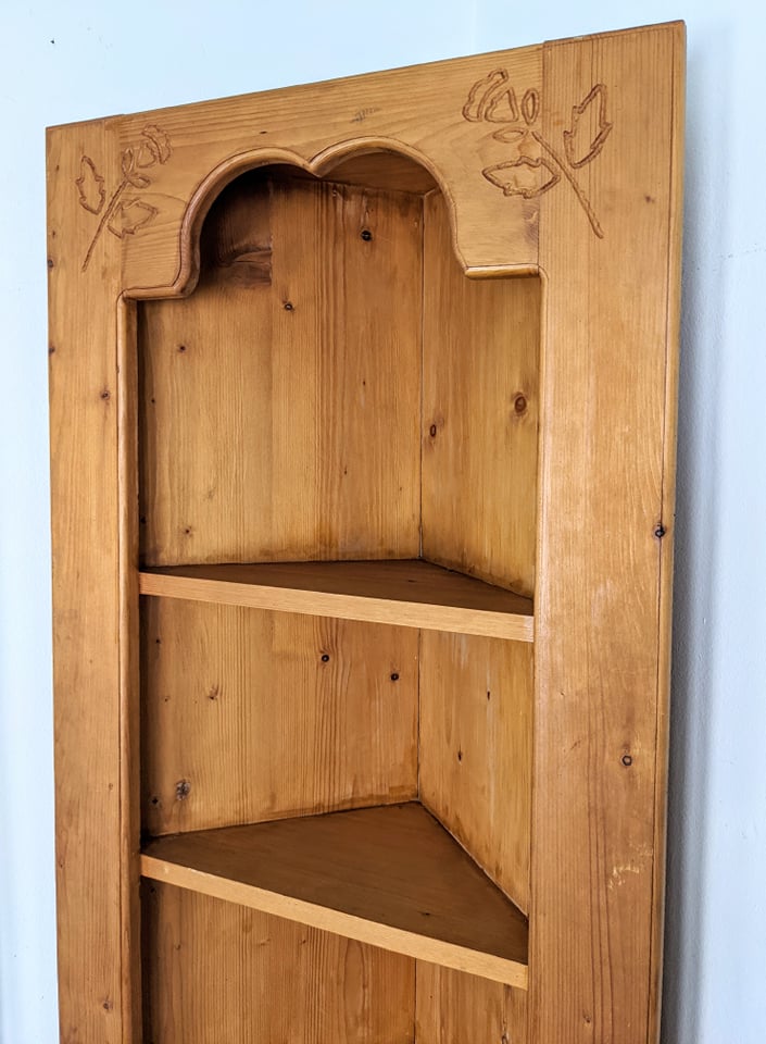 The Rosenbaum Corner Shelf