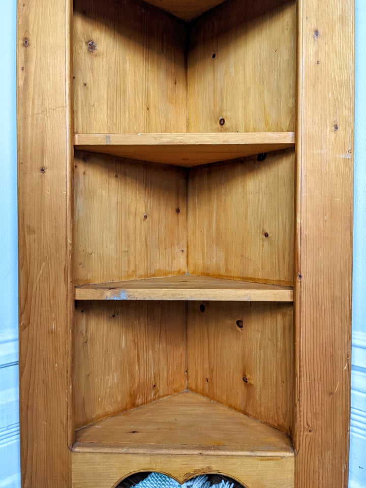 The Rosenbaum Corner Shelf