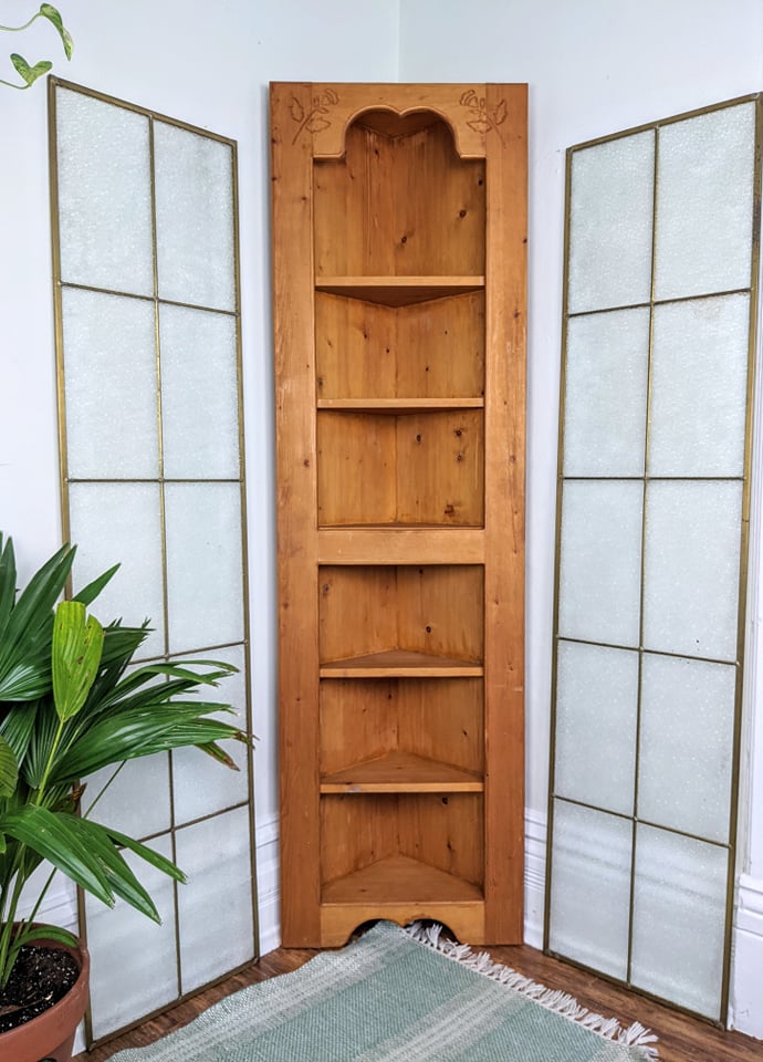 The Rosenbaum Corner Shelf