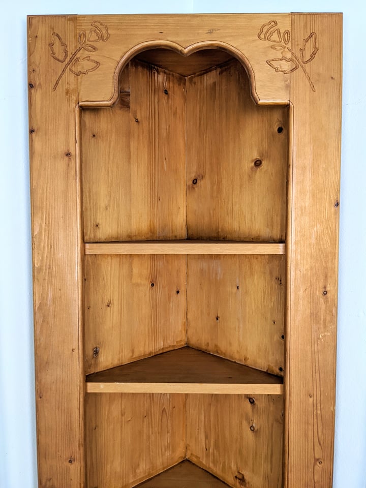 The Rosenbaum Corner Shelf