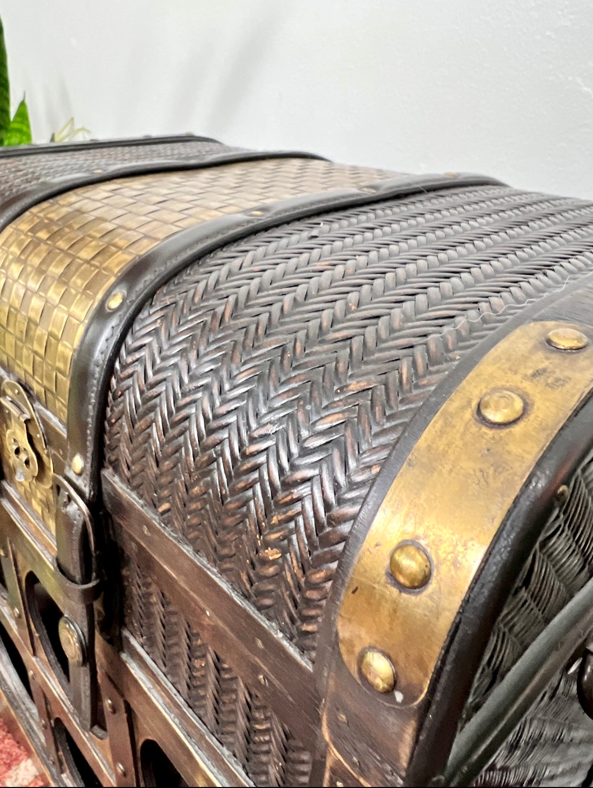 The Delicate Vines Wine Chest