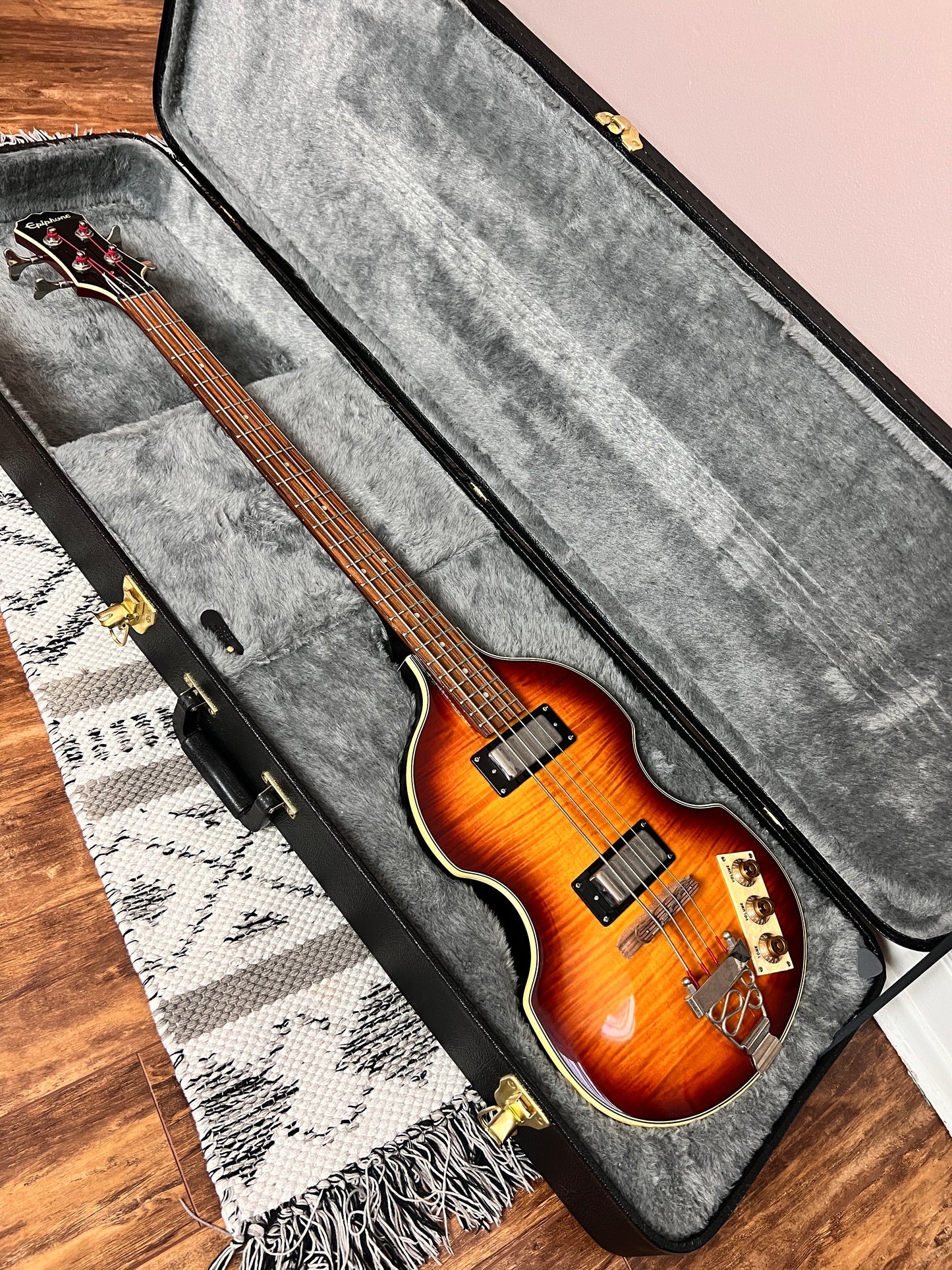 Sunburst Epiphone Viola Bass Guitar