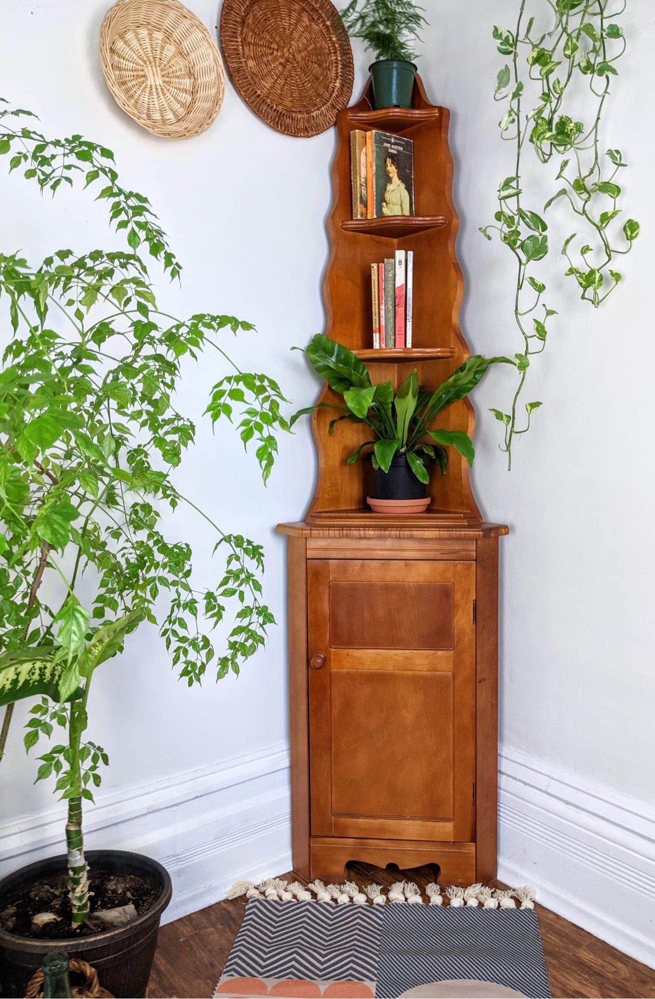 The Maple Corner Shelf