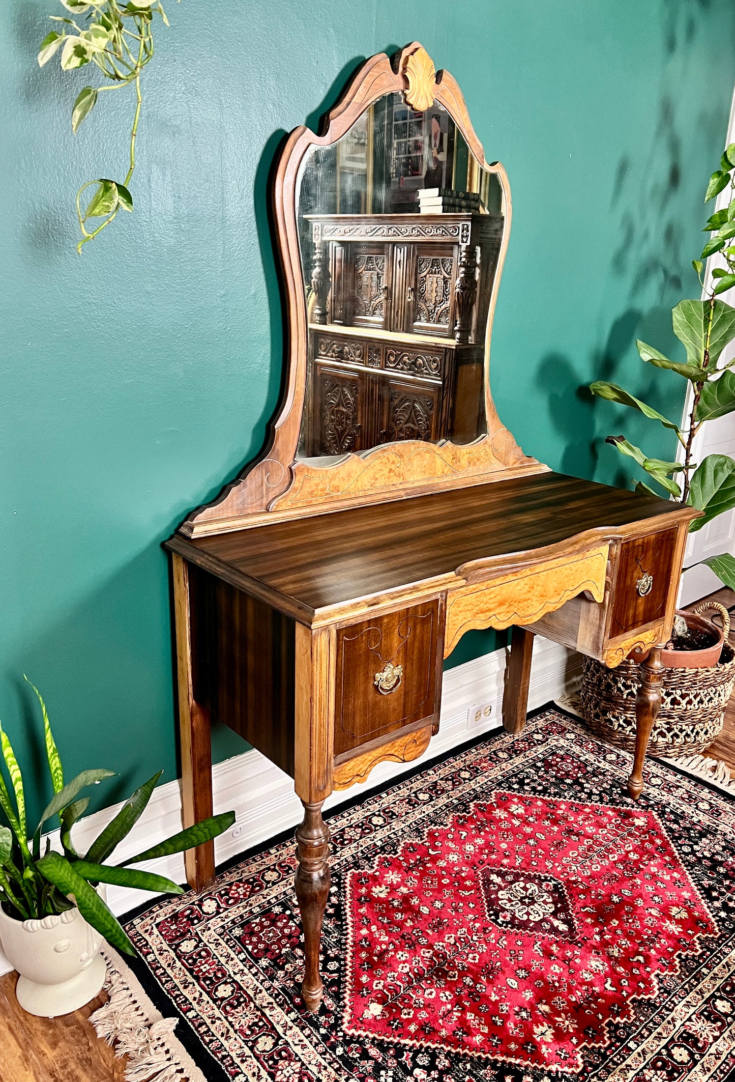 The Saturna Vanity