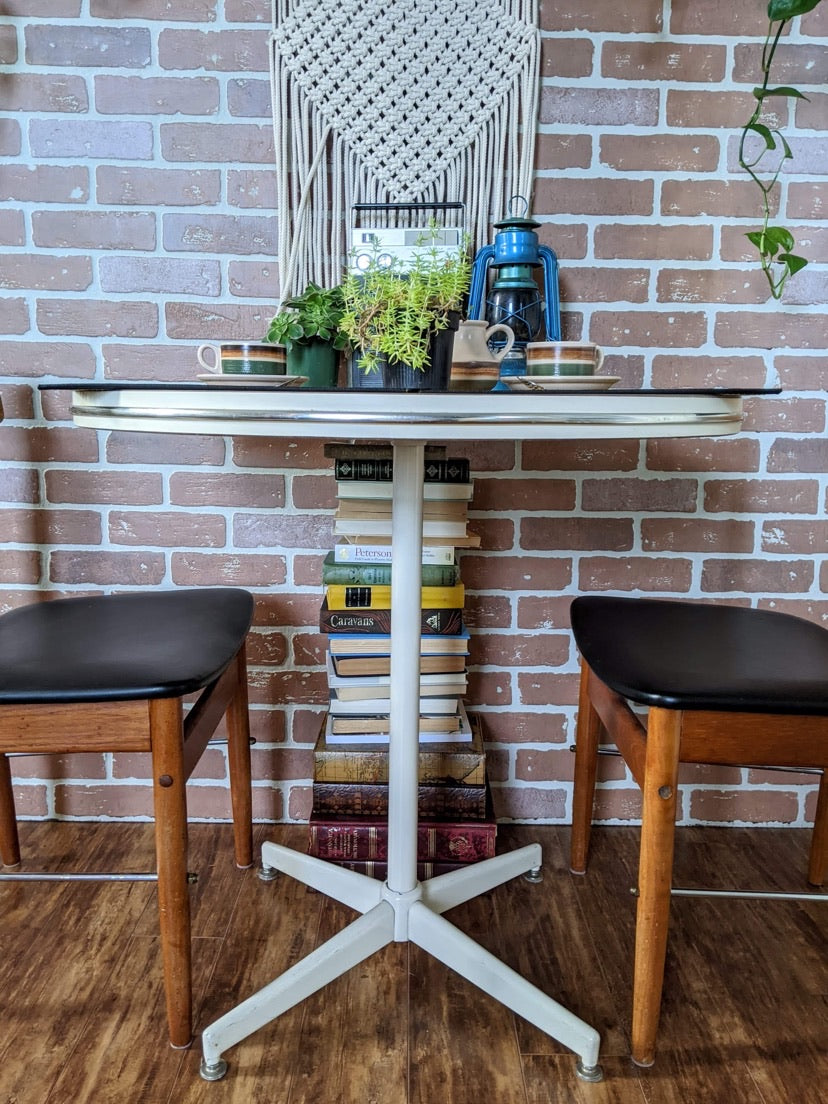 It’s A Round Retro Table!