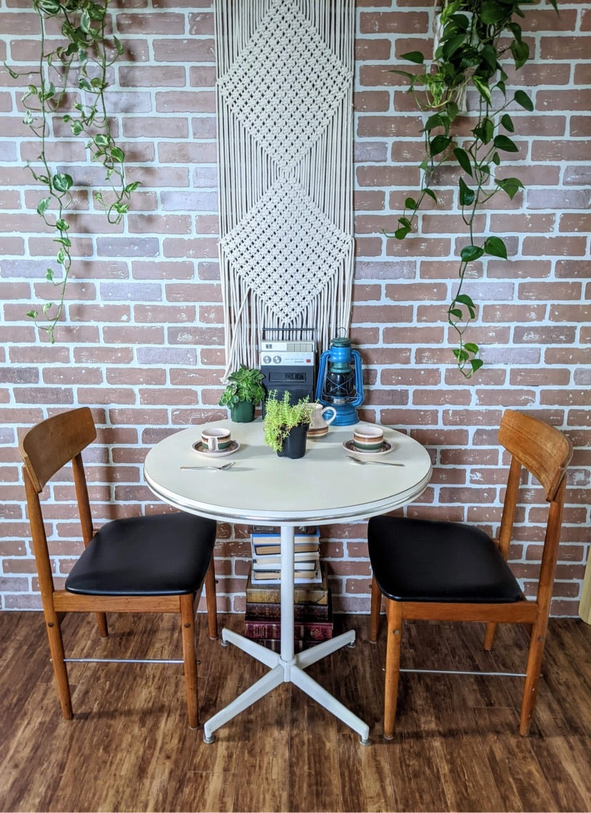 It’s A Round Retro Table!