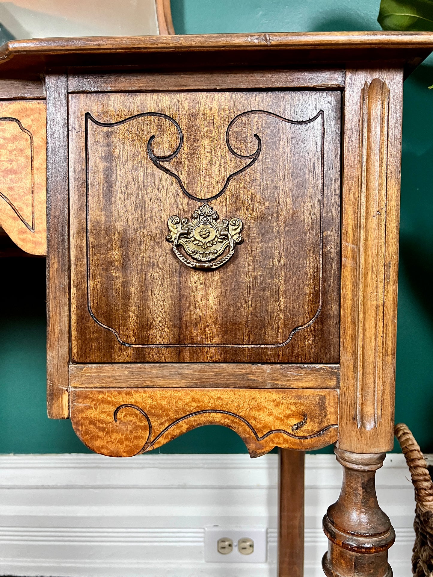 The Saturna Vanity