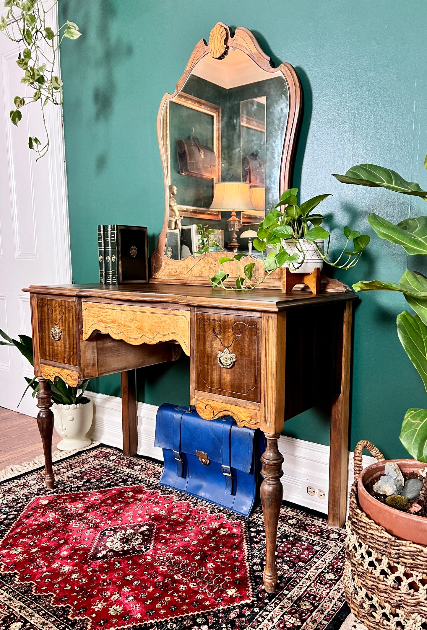 The Saturna Vanity