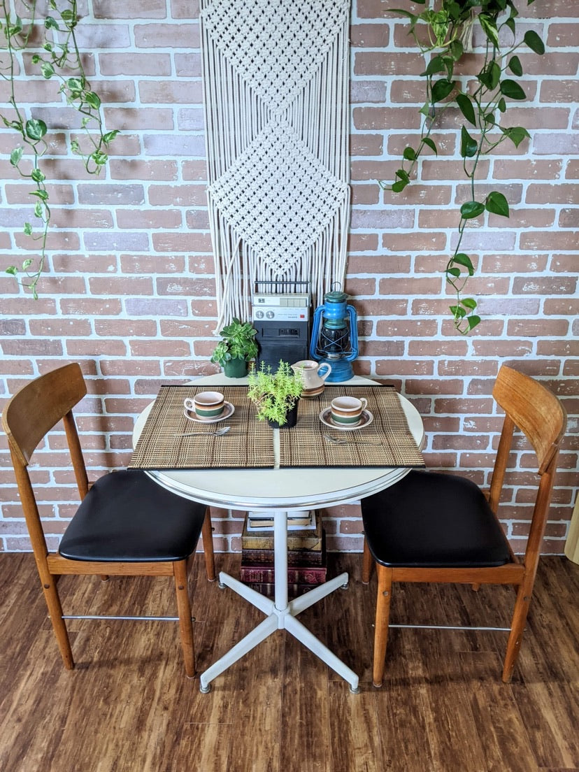 It’s A Round Retro Table!