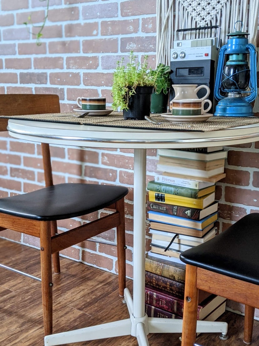 It’s A Round Retro Table!