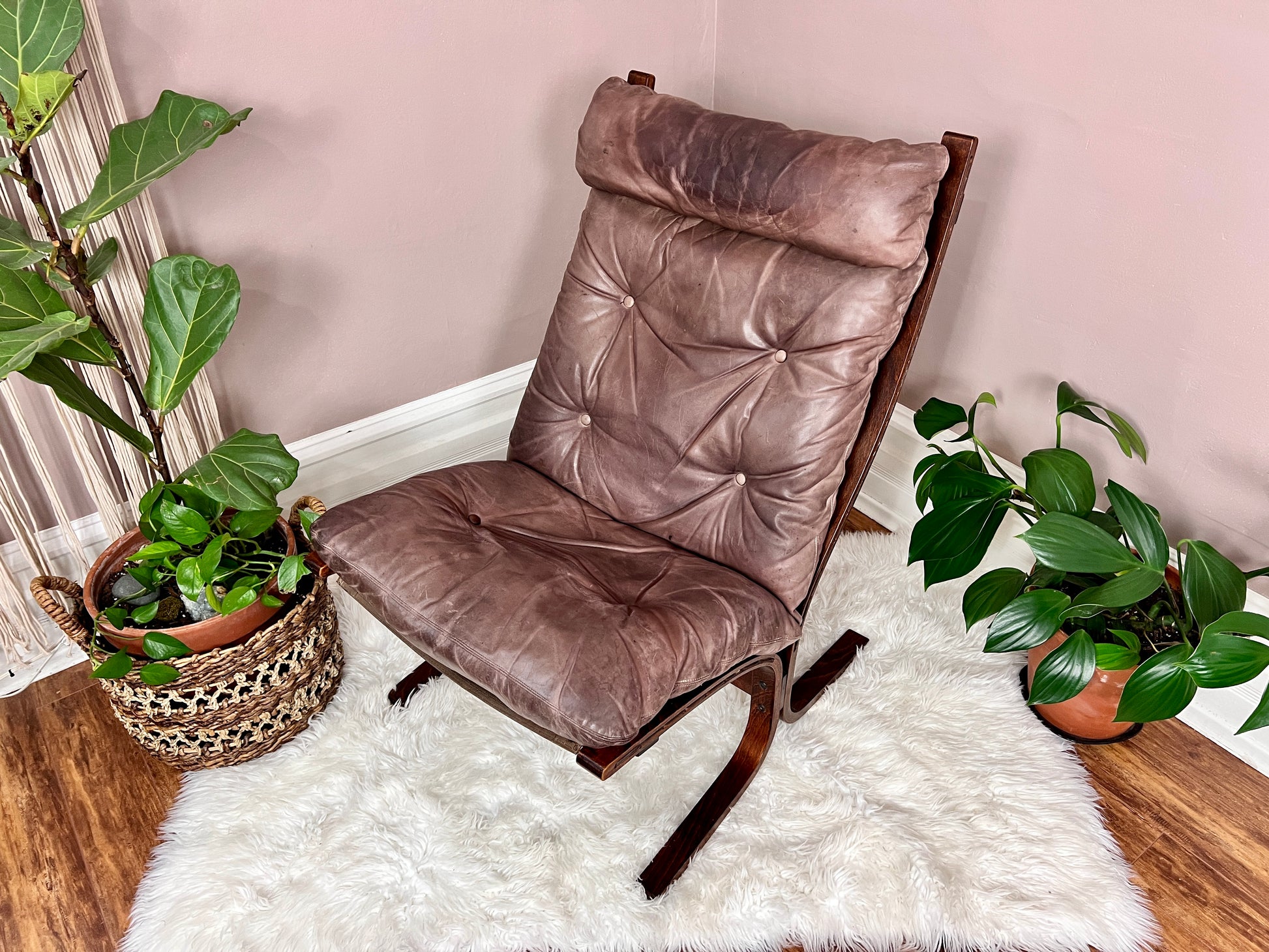 This is a 1960s Brown Leather Siesta Chair made in Norway by Ingmar Relling.