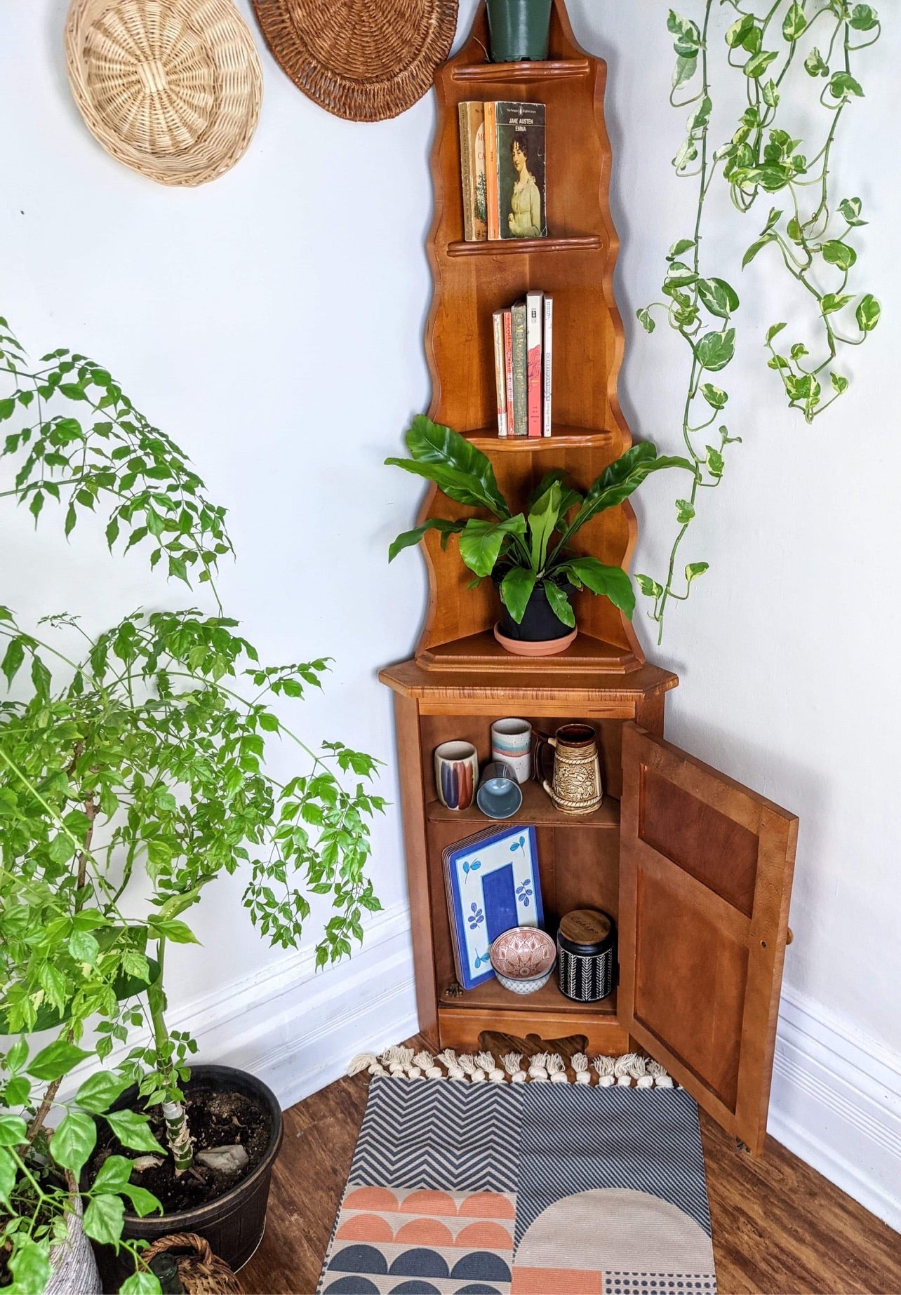 The Maple Corner Shelf