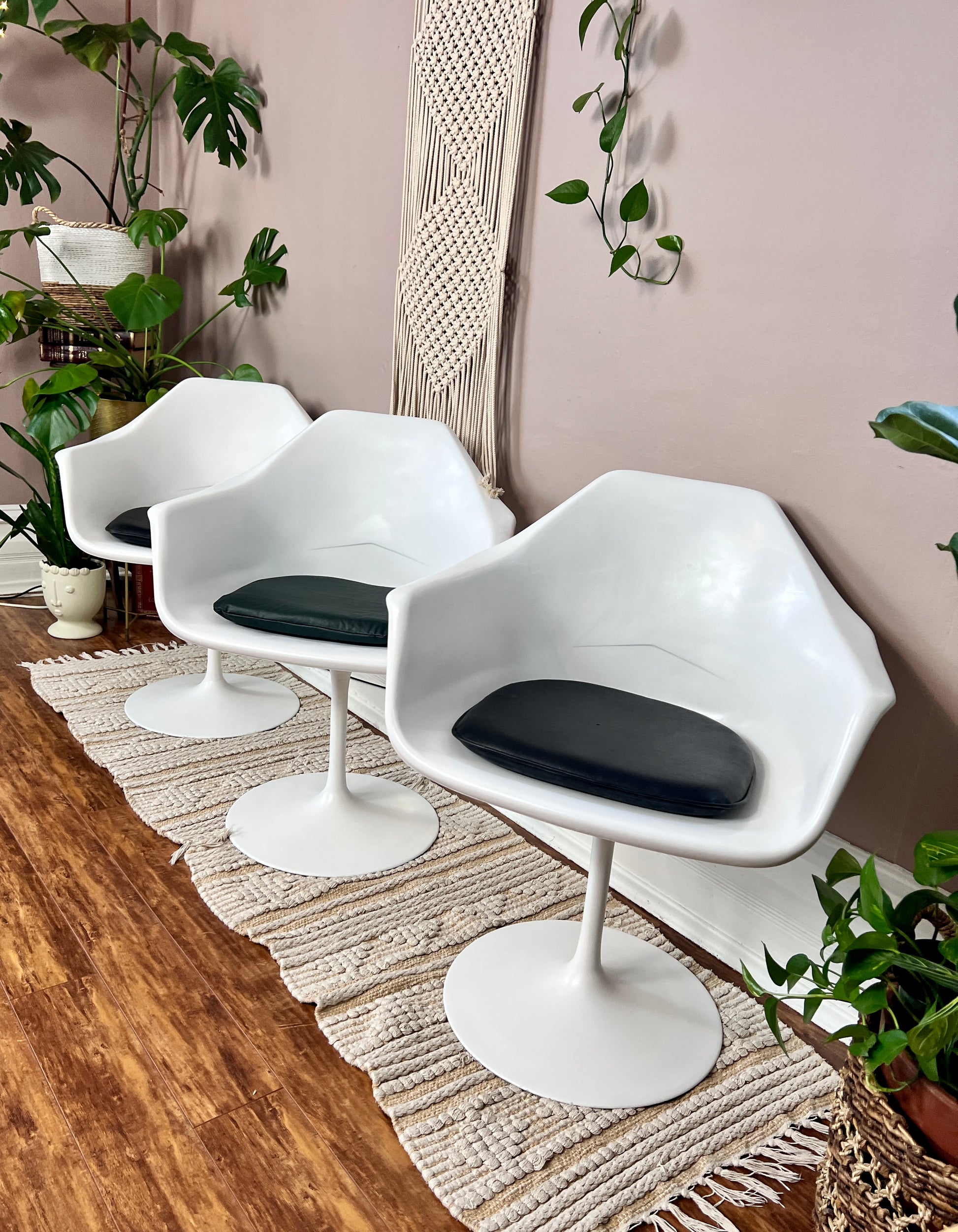 These are fully restored white vintage tulip chairs with armrests & black vinyl seat cushions.