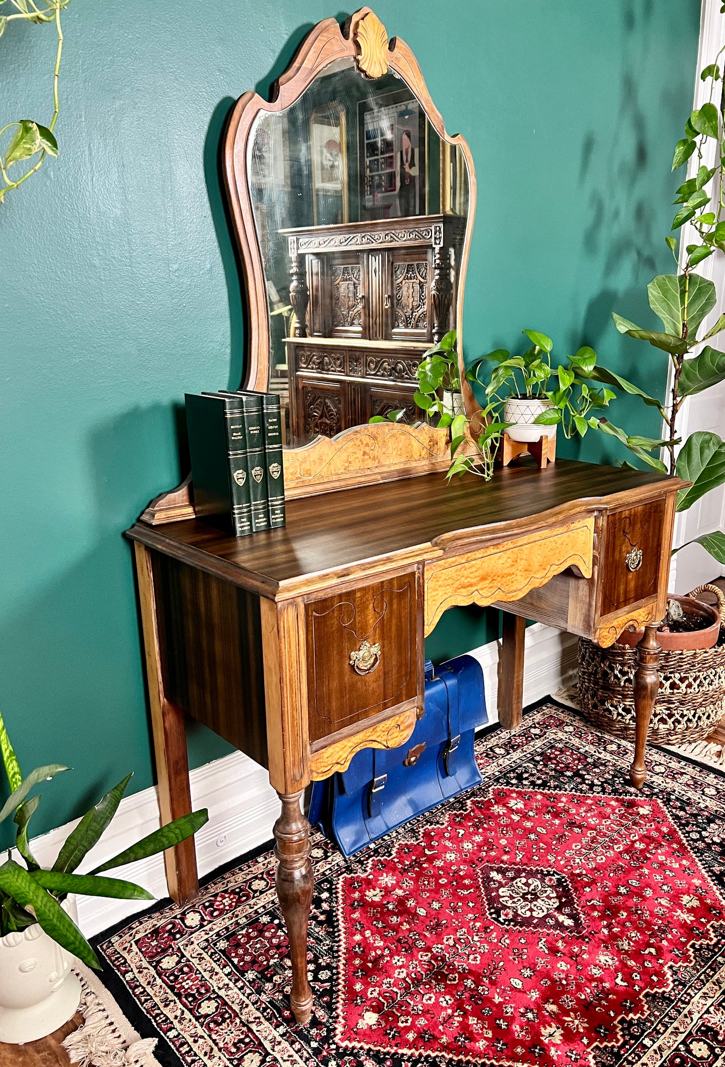 The Saturna Vanity