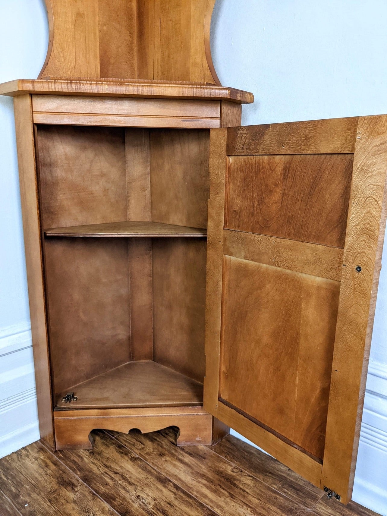 The Maple Corner Shelf