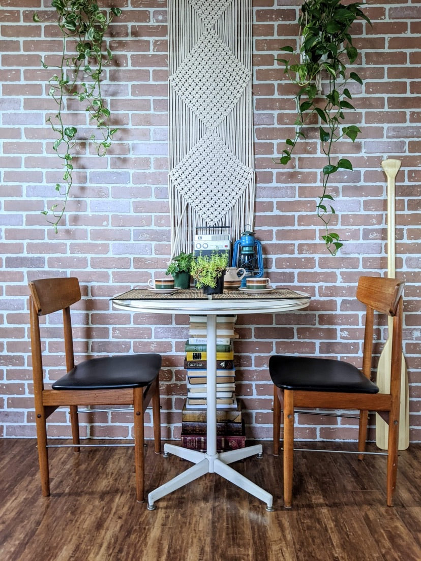 It’s A Round Retro Table!