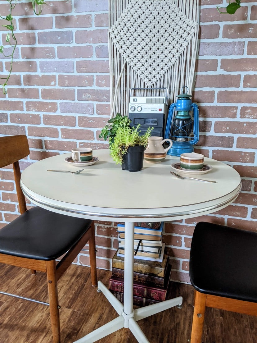 It’s A Round Retro Table!