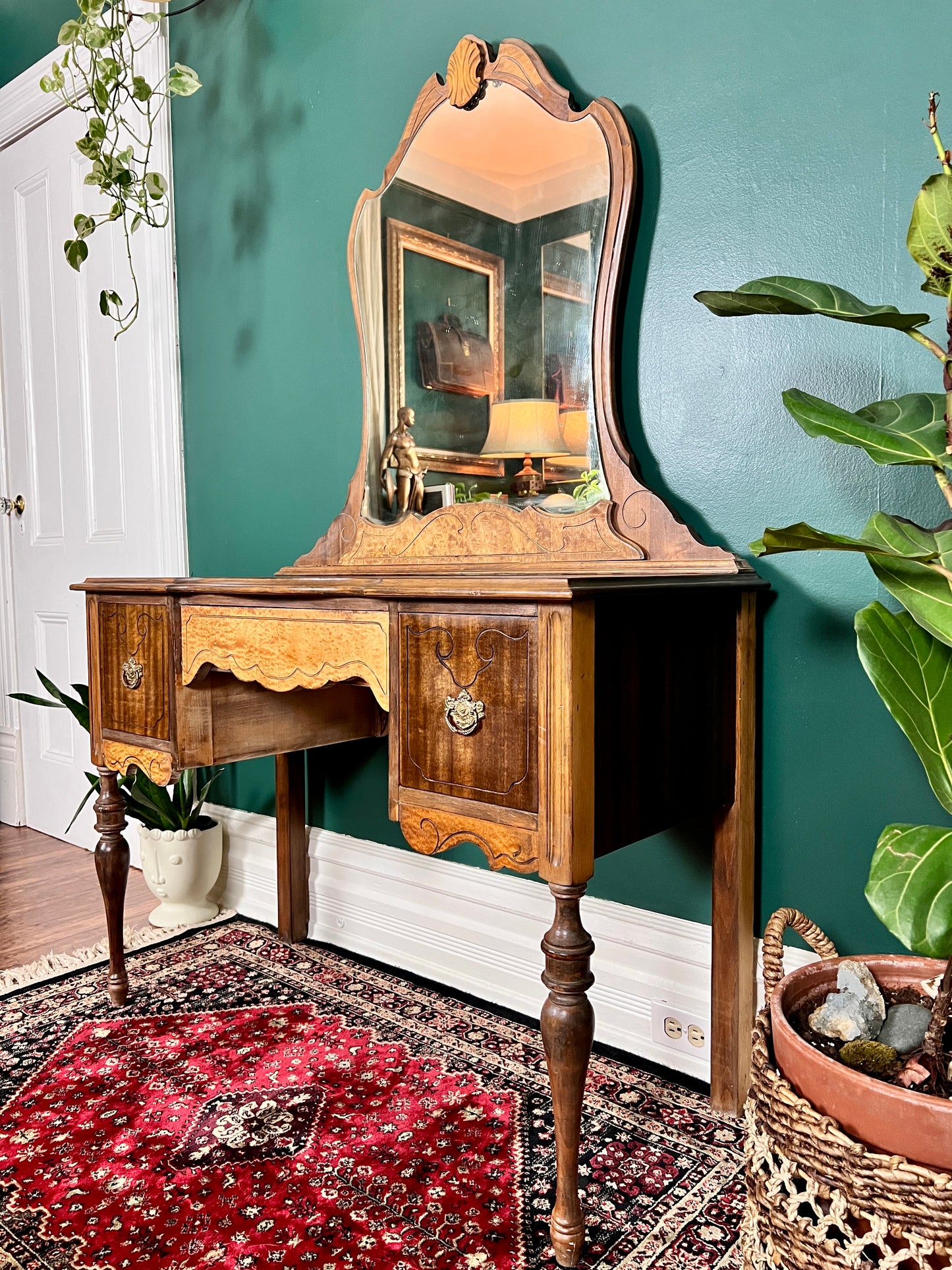 The Saturna Vanity