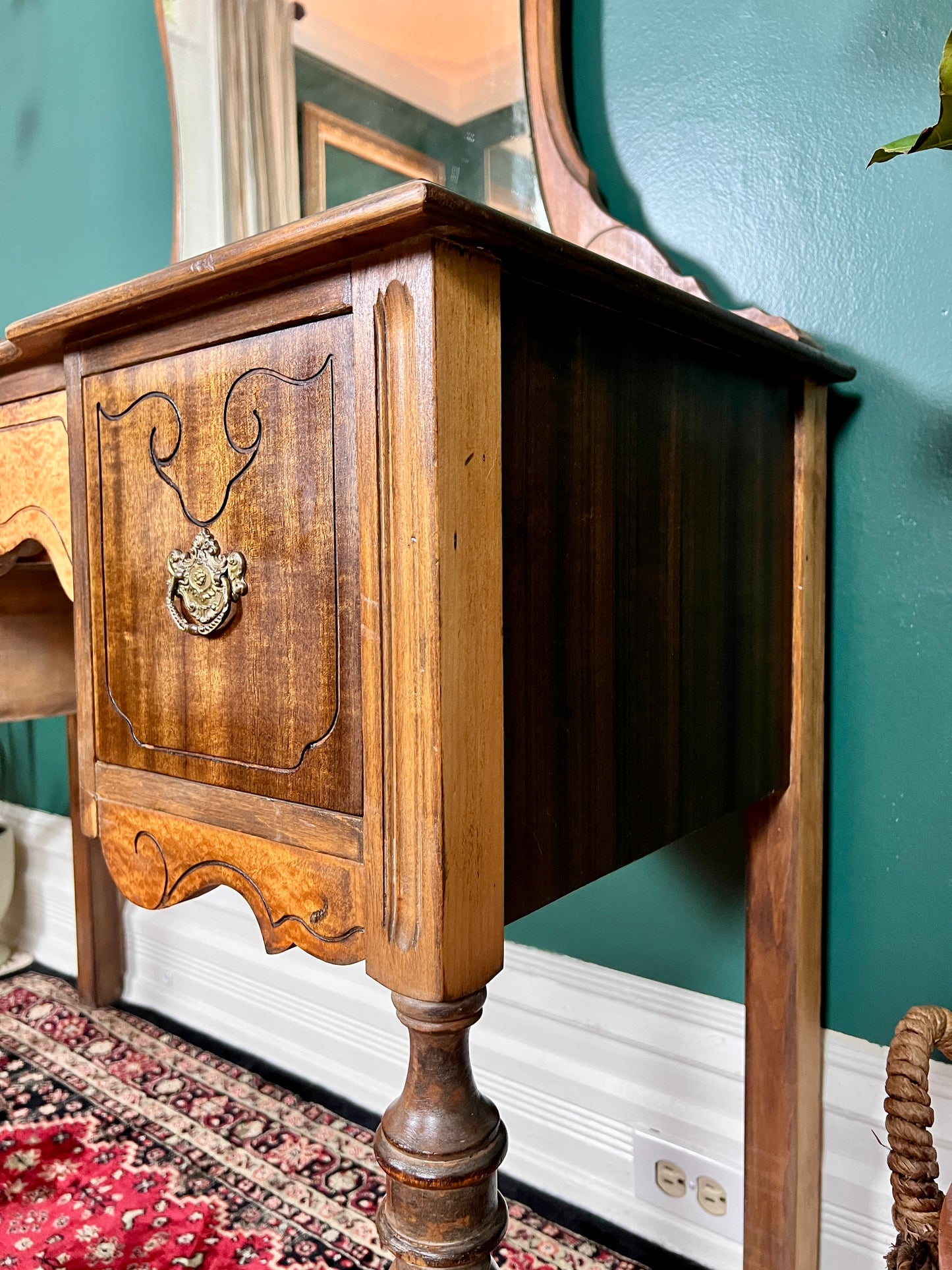 The Saturna Vanity