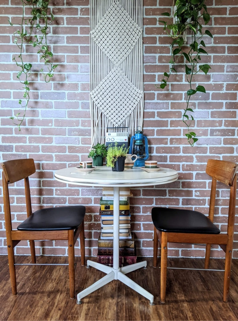 It’s A Round Retro Table!