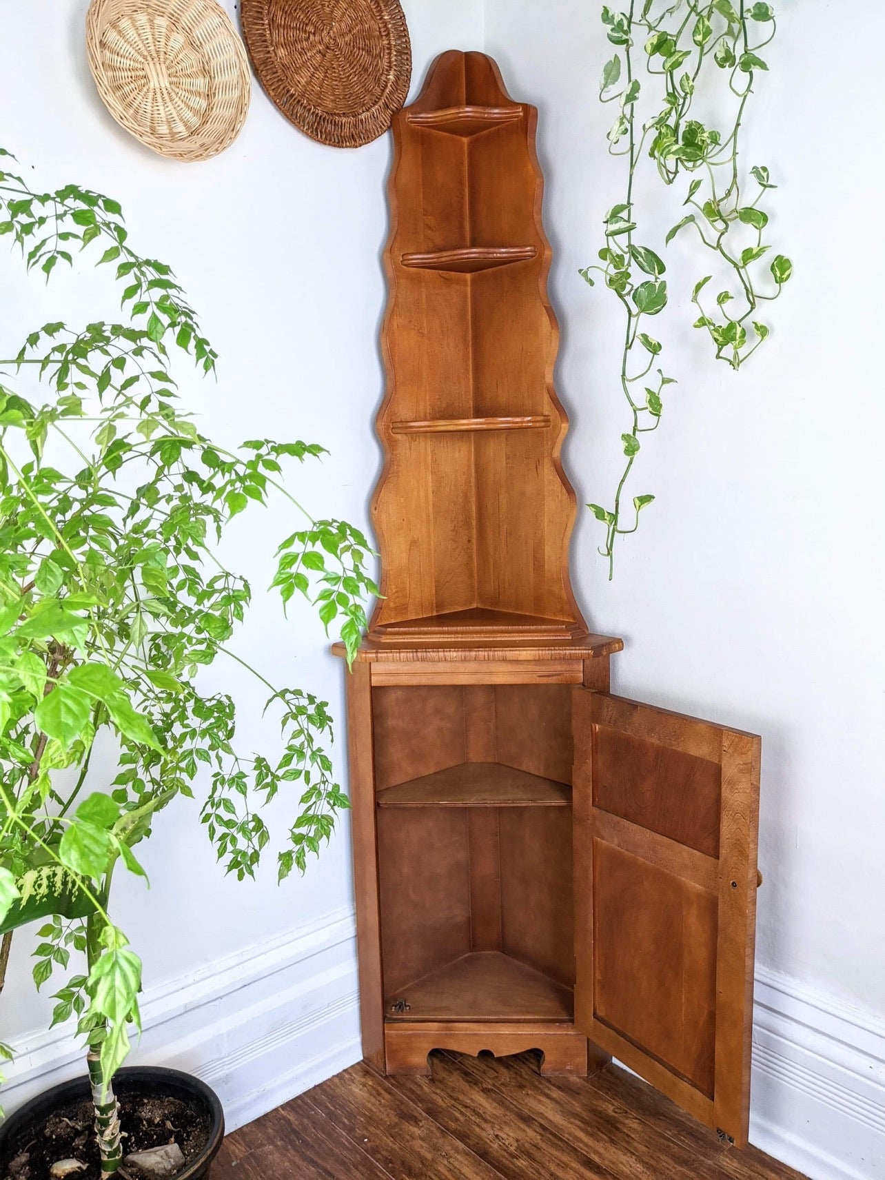 The Maple Corner Shelf