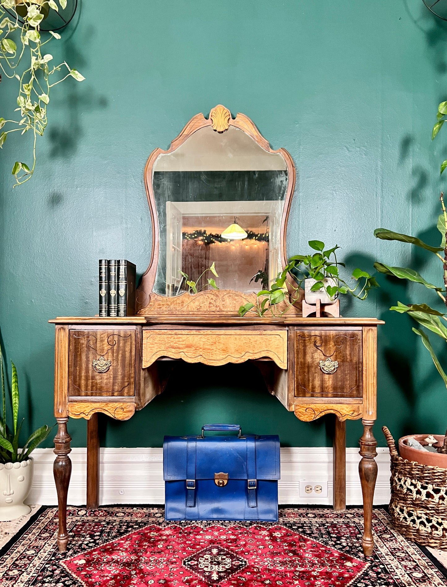 The Saturna Vanity