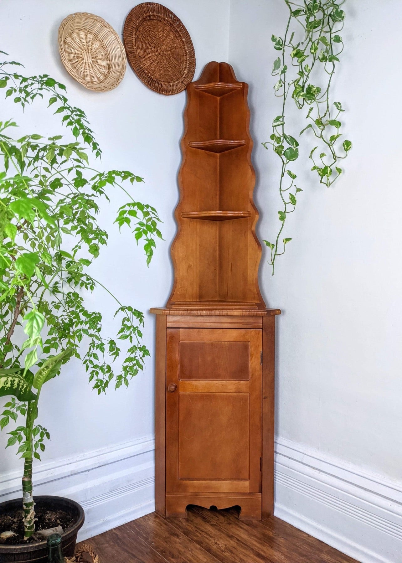 The Maple Corner Shelf